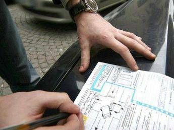 Gli incidenti costano caro, Rc auto più salata per 1,5 milioni di italiani Gli incidenti costano caro, Rc auto più salata per 1,5 milioni di italiani